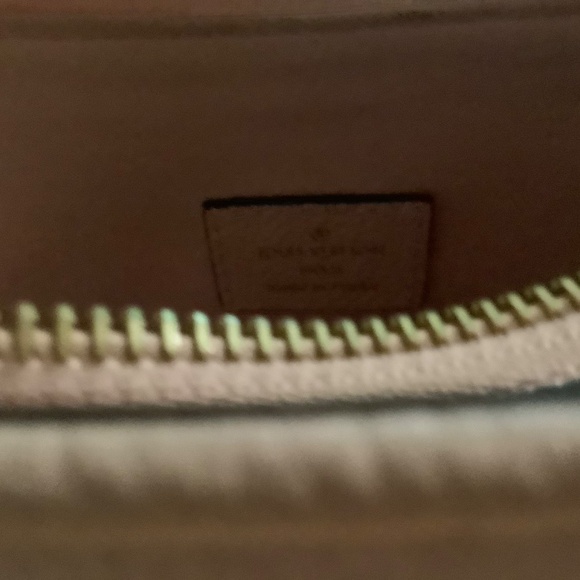 Lv purse by the pool - Picture 9 of 9